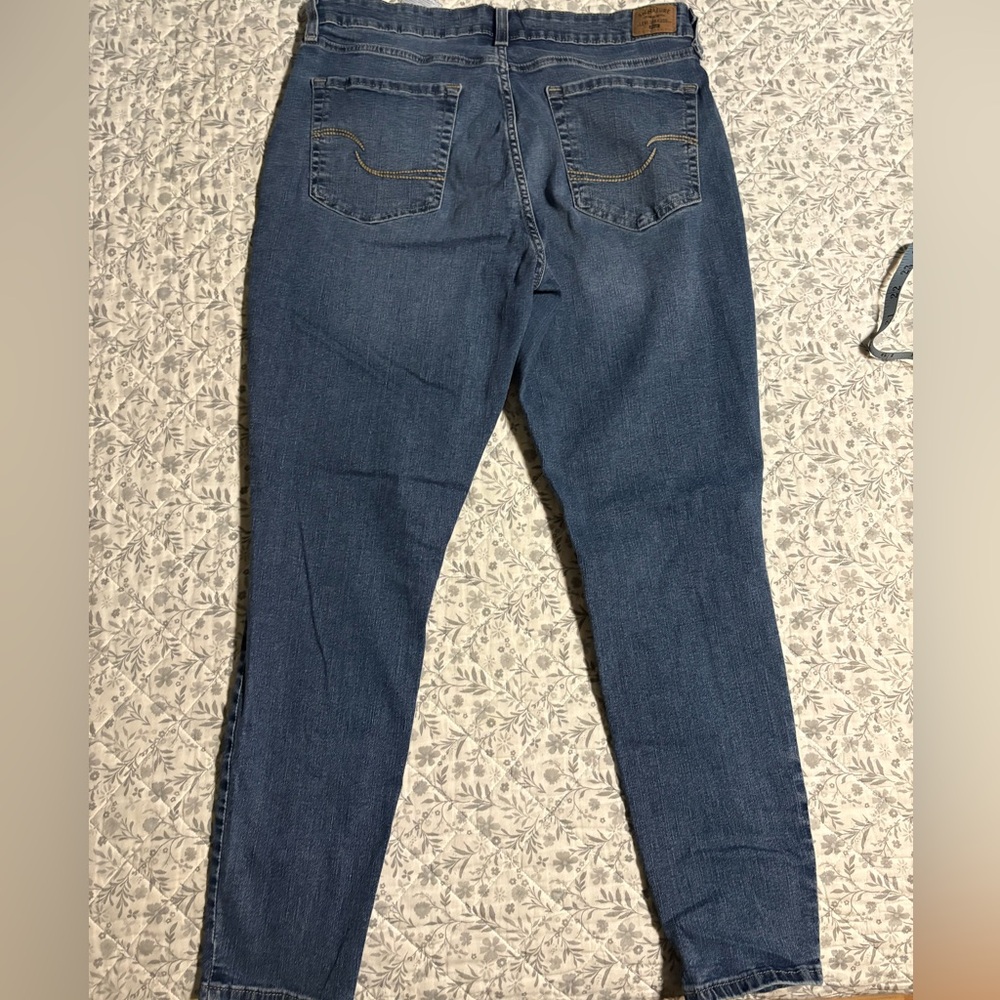 Levis signature totally shaping size 14 short mid rise 10 1/4 in rise